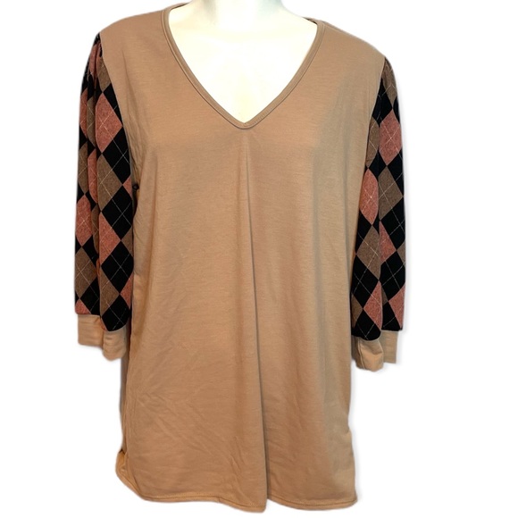 Checkered Sleeve V-Neck Top - Picture 4 of 11